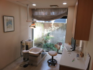 個室で治療が受けられるつるみ矯正歯科
